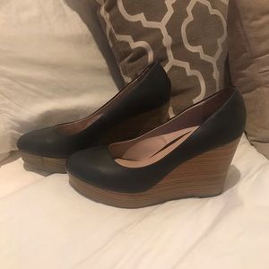 r2 Black Wedge Heels
